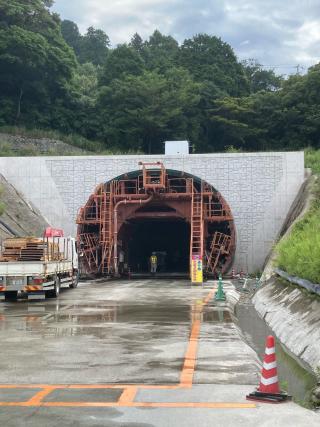 恵利原トンネル坑門工事